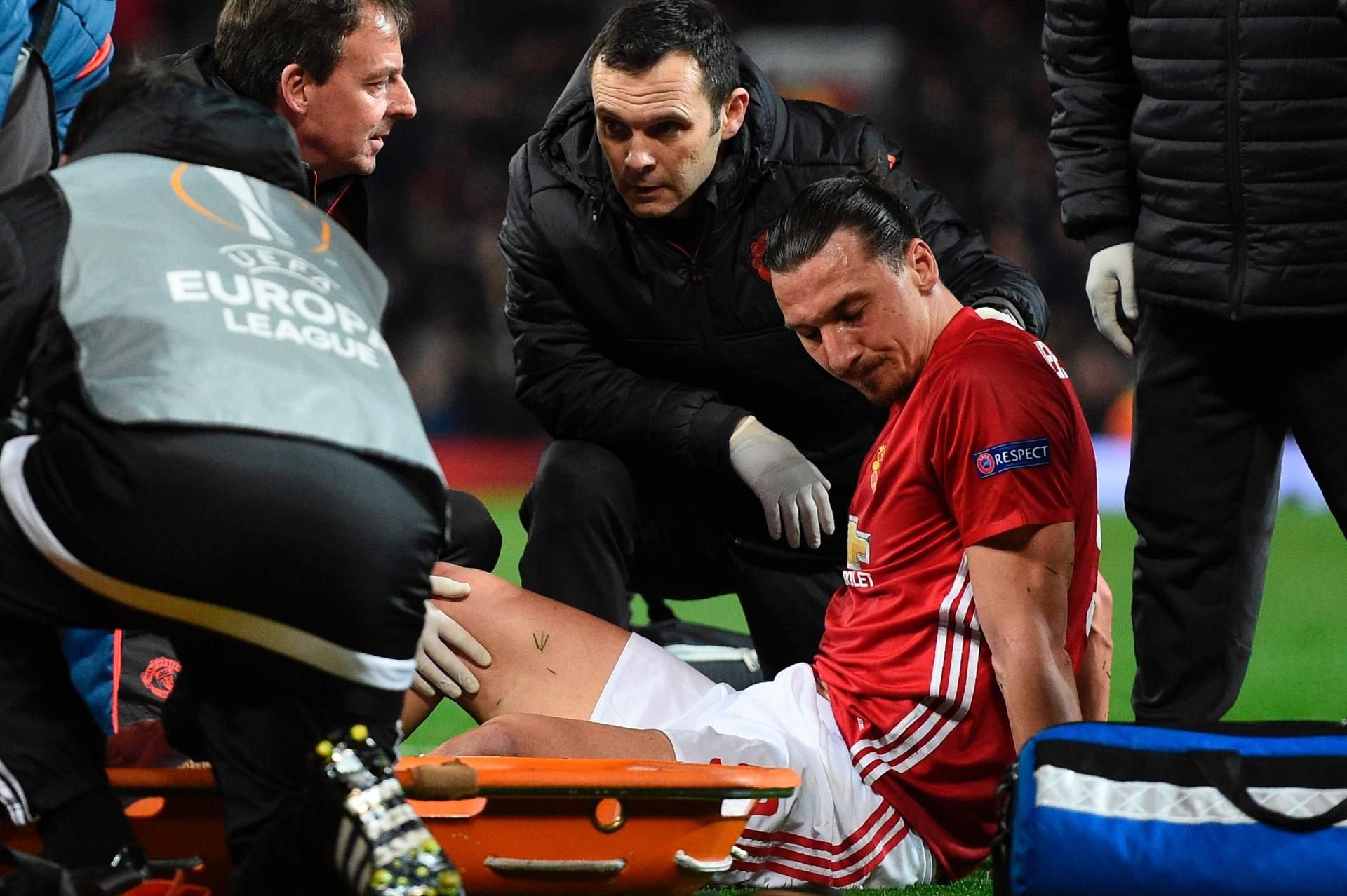 Zlatan Ibrahimovic wird nach seiner „schweren Kreuzbandverletzung“ im Spiel gegen den RSC Anderlecht vom Platz getragen.