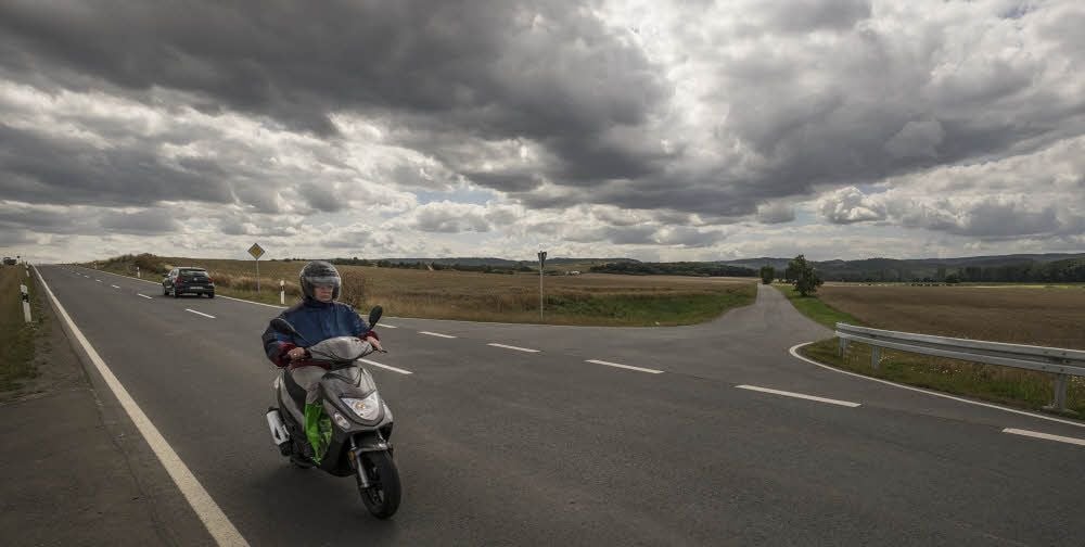 Die Einmündung des Feldweg, der als Schleichweg benutzt wurde.