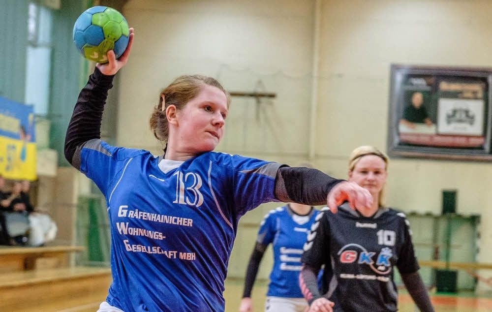 Christin Karl von BSG Aktivist Gräfenhainichen versenkt den Ball von der Rechtsaußenposition im Magdeburger Netz.