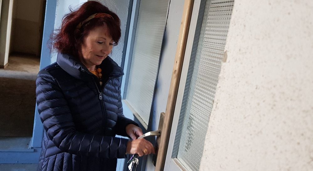 Gabriele Strube auf dem Weg in die alte Gießereihalle.