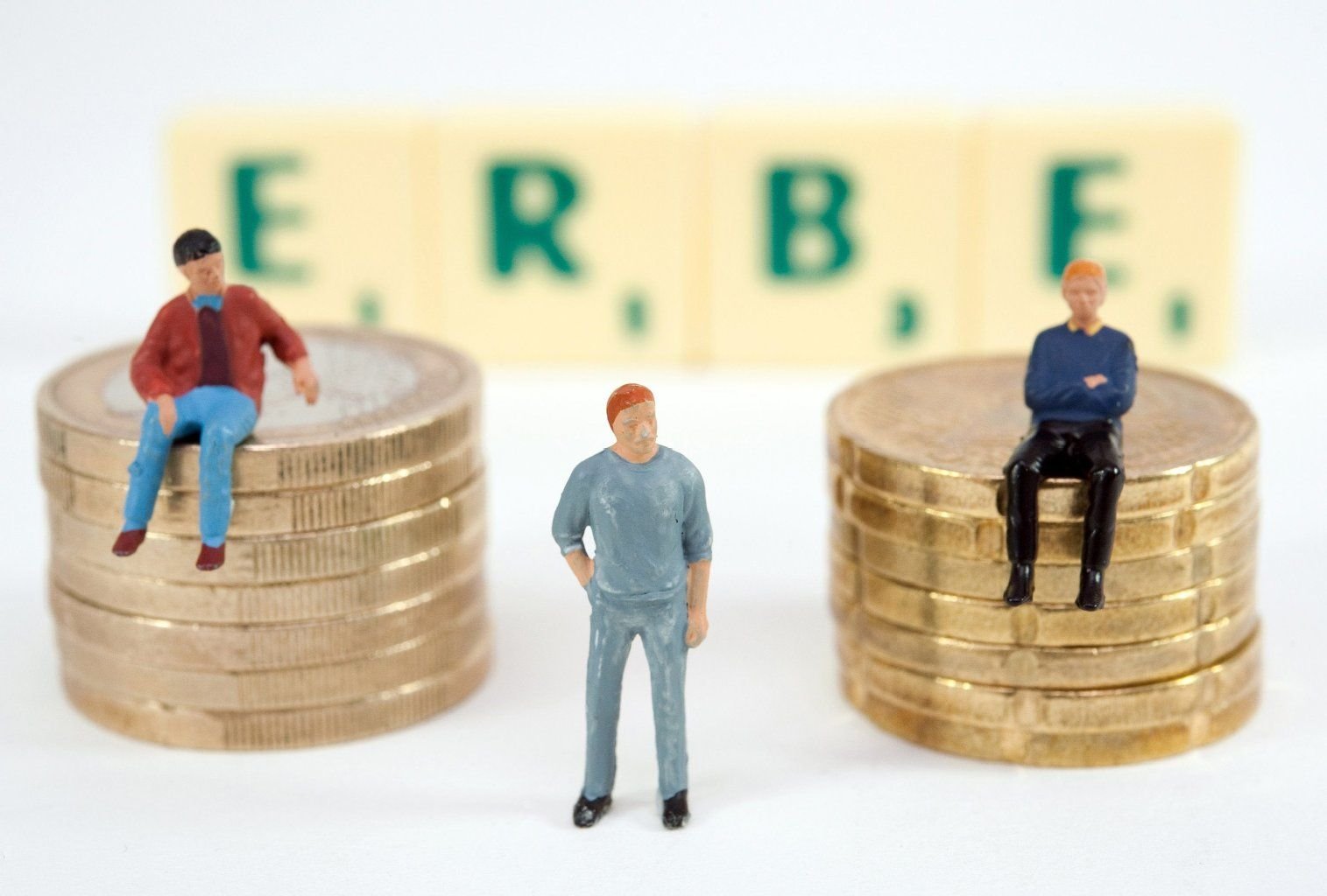 „Die eine Hälfte der Deutschen wird voraussichtlich gar nichts erben, allenfalls Schulden. In die Taschen der glücklichsten acht Prozent der Erben aber werden wohl über 40 Prozent des deutschen Vermögens transferiert“, hat Friedrichs recherchiert.