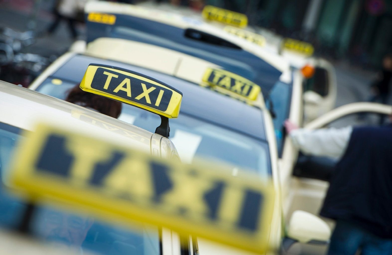 Das klassische Taxi ist zwar teurer, bietet aber oft auch besseren Service.