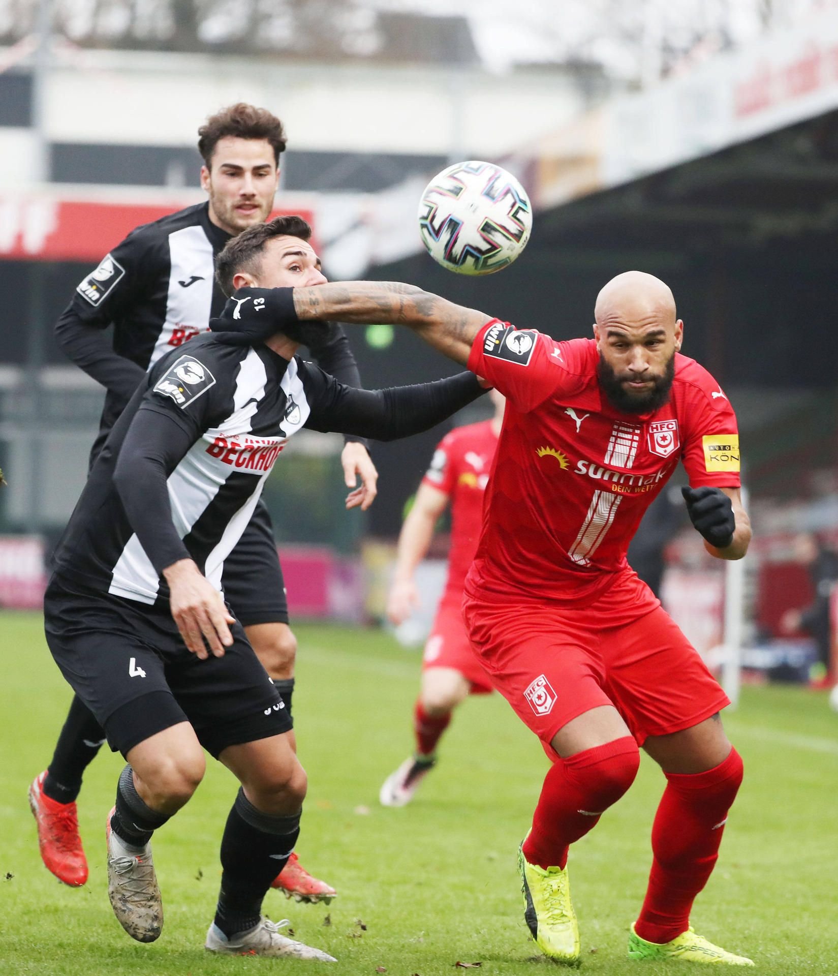 HFC-Torjäger Terrence Boyd setzt sich gegen Verls Daniel Mikic durch.