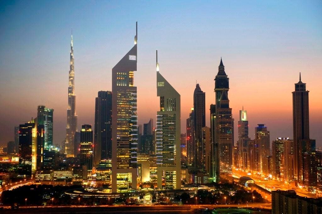 Das Hotel Jumeirah Emirates Towers ist das dritthöchste einzig als Hotel genutzte Gebäude der Welt. Die Emirates Tower Zwillingstürme gehören mit einer Höhe von über 300 Metern zu den imposantesten Gebäuden Dubais.