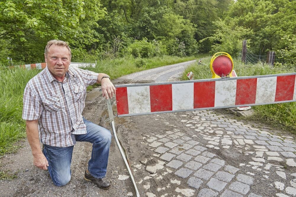 Schon Bellebens Ex-Ortsbürgermeister Ralf Wiebach hockte vor mehr als einem Jahr vor der gesperrten Straße zwischen Piesdorf und Ihlewitz. Am Zustand hat sich nichts geändert.