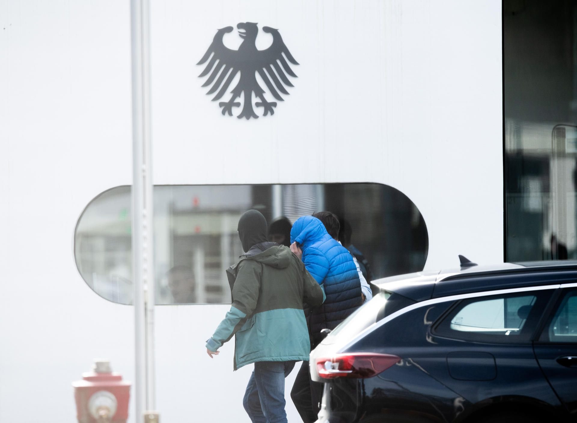 Eine Person wird von Polizisten in den Bundesgerichtshof gebracht.