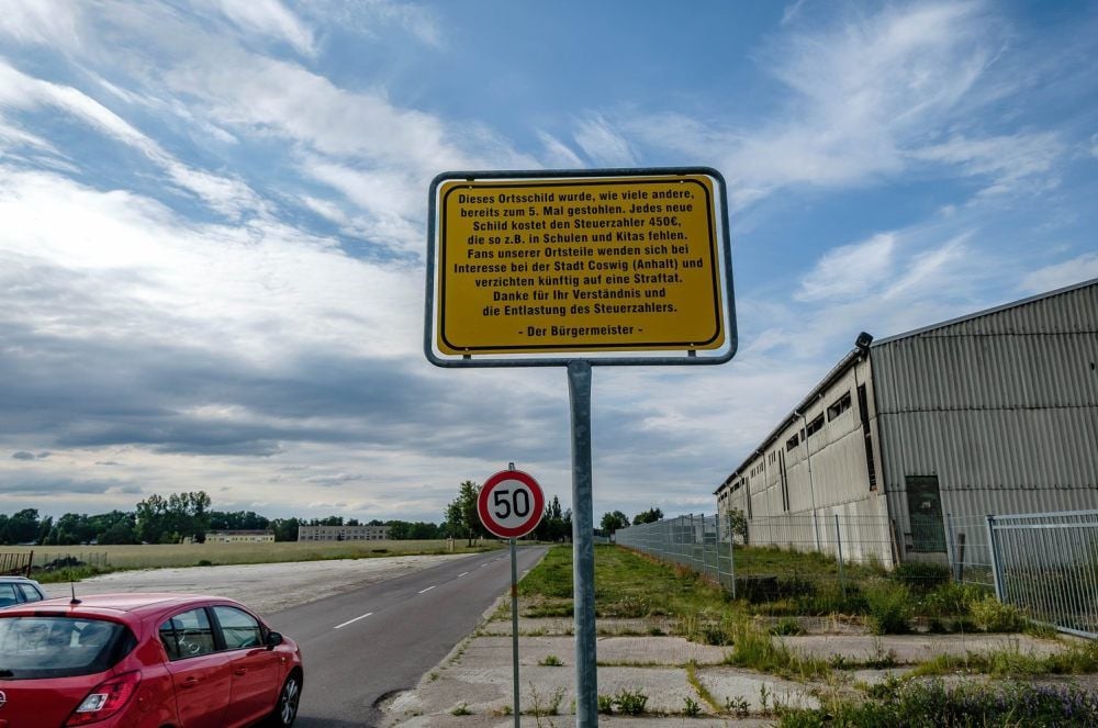Am Mittwoch stand es noch, am Donnerstag war das Schild des Bürgermeisters bereits gestohlen.