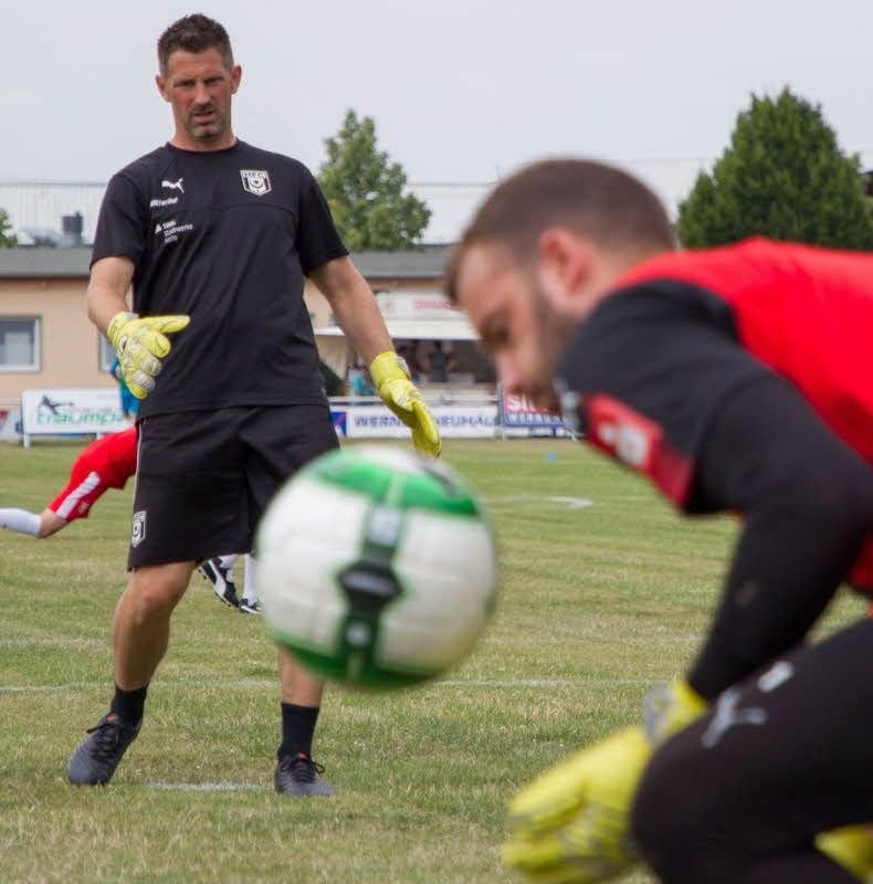 Bernd Jayme (l.) schießt vor einem Spiel Oliver Schnitzler warm.