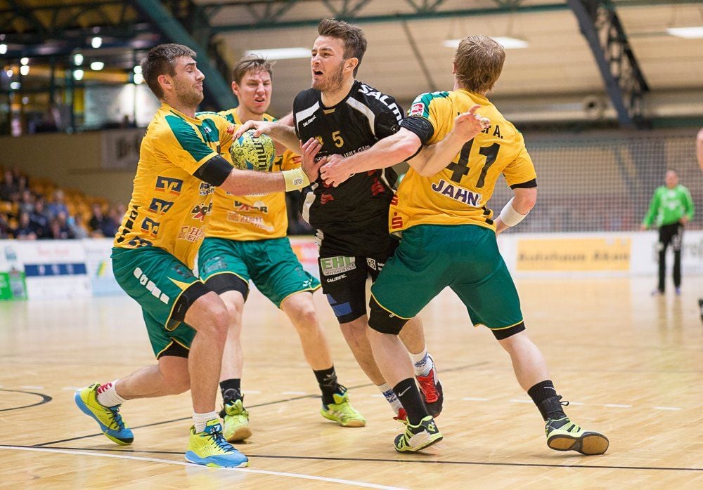 Dessaus Franz Breu (mit Ball) erzielte gegen Bad Blankenburg (gelbe Trikots) am Samstagabend drei Tore.