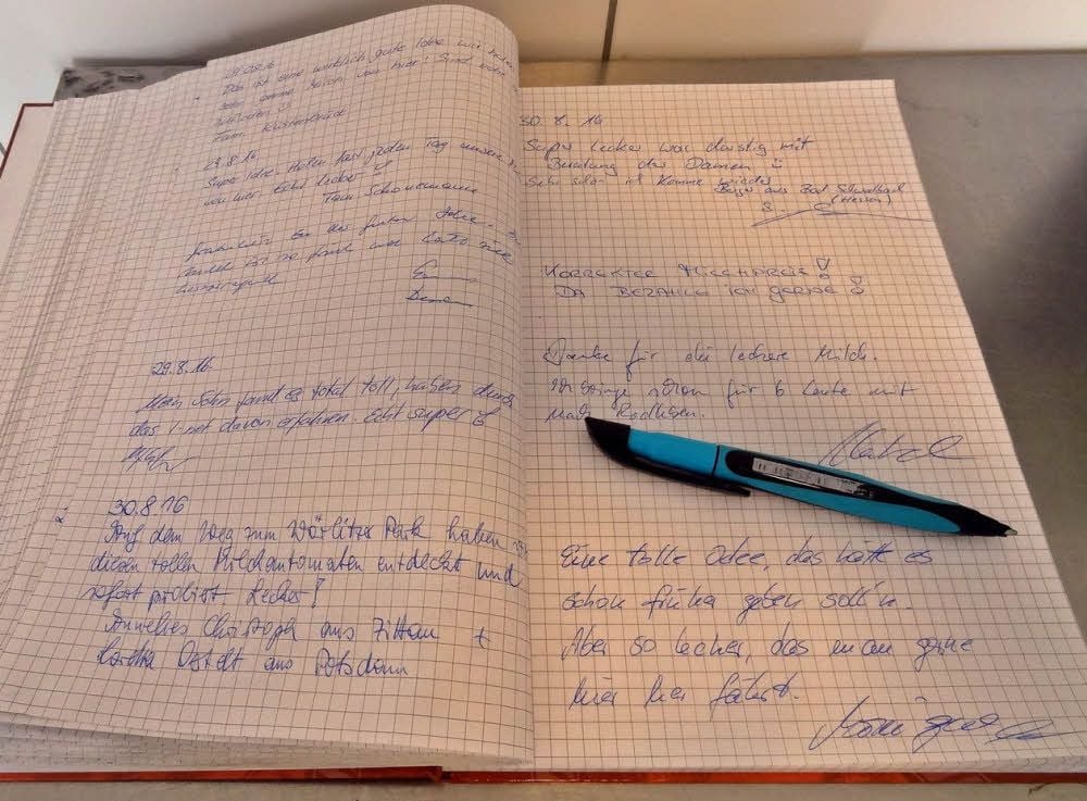 Voll des Lobes ist das Gästebuch neben dem Milchautomaten in Vockerode.