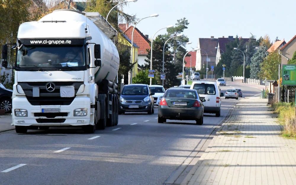 Die Lkw sind ein Ärgernis in der Selauer Straße in Borau.