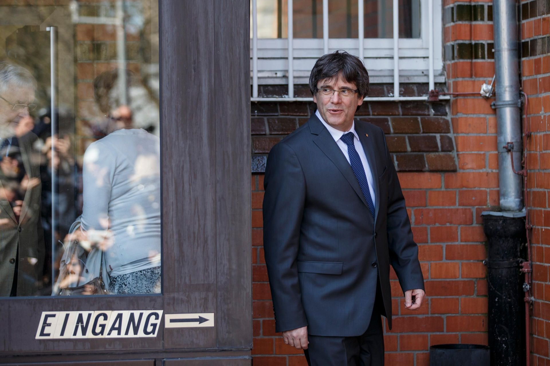 Carles Puigdemont beim Verlassen der JVA Neumünster am Freitagnachmittag.