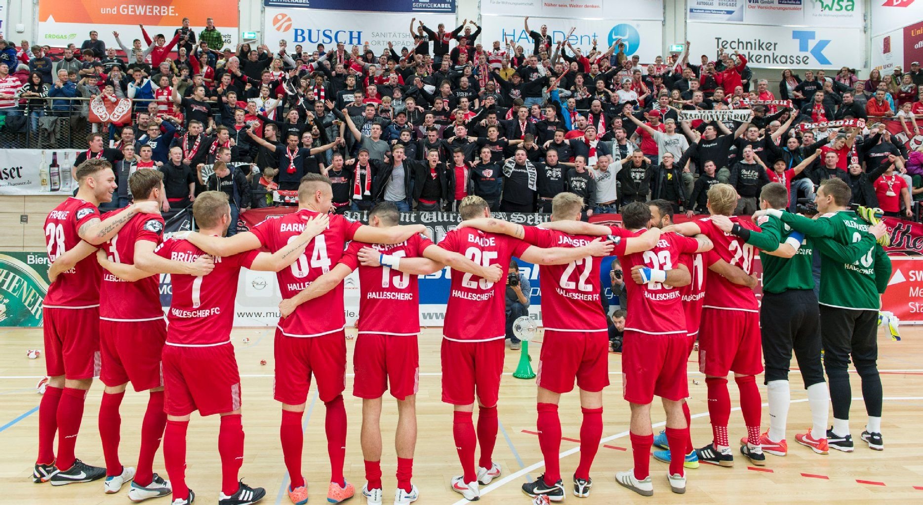 Die HFC-Spieler feiern mit ihren Fans den Turniersieg.