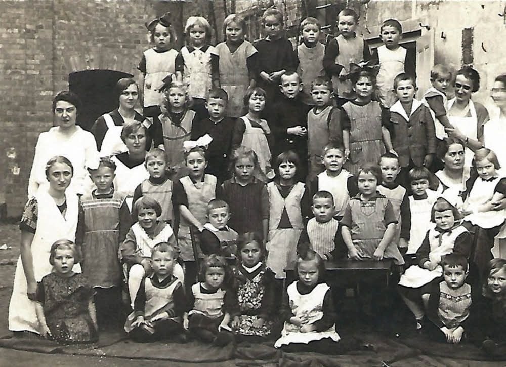 Klassenfoto, Quedlinburg 1927, mit Sonja Koretzky, zweite Reihe links, knieend.