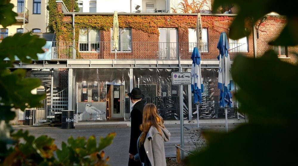 In der ersten Etage des Gebäudes hatte die „Bewegung Halle“ einen Diskussionsabend abgehalten. Sascha Kluge vermutet, dass das der Grund für die Angreifer war, die Scheiben im darunterliegenden „Sonnendeck“ einzuschlagen.
