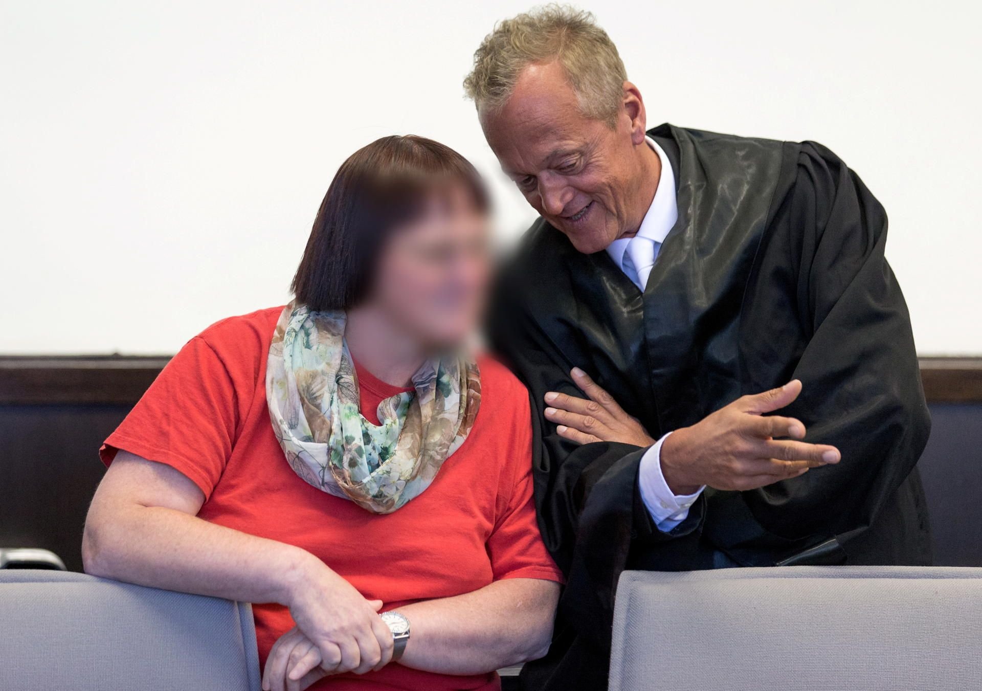 Die Angeklagte Angelika W. (l.) mit ihrem Verteidiger Peter Wüller