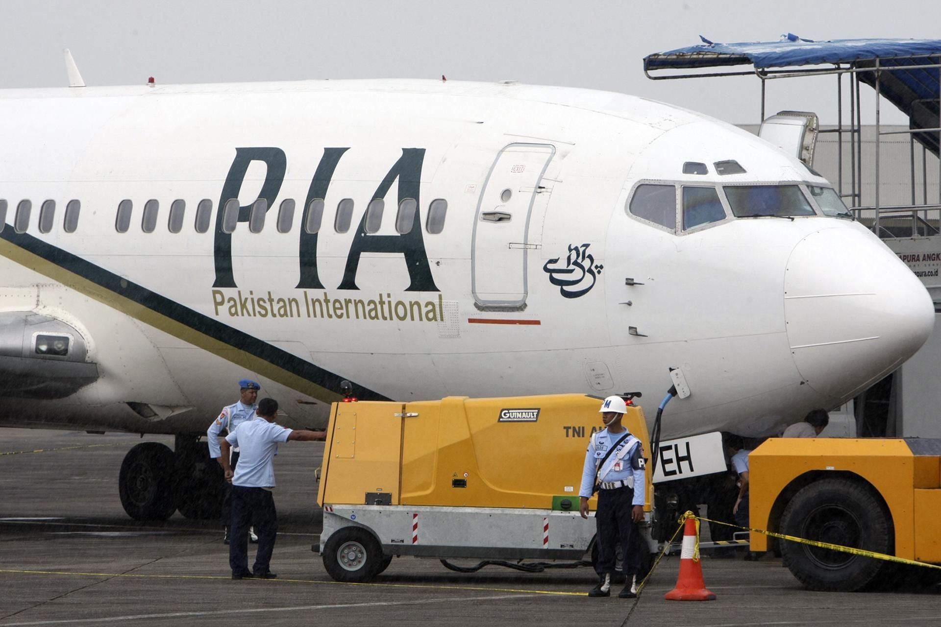 Ein Passagierflugzeug der Pakistan International Airlines (PIA) steht auf dem Rollfeld einer Militärbasis.