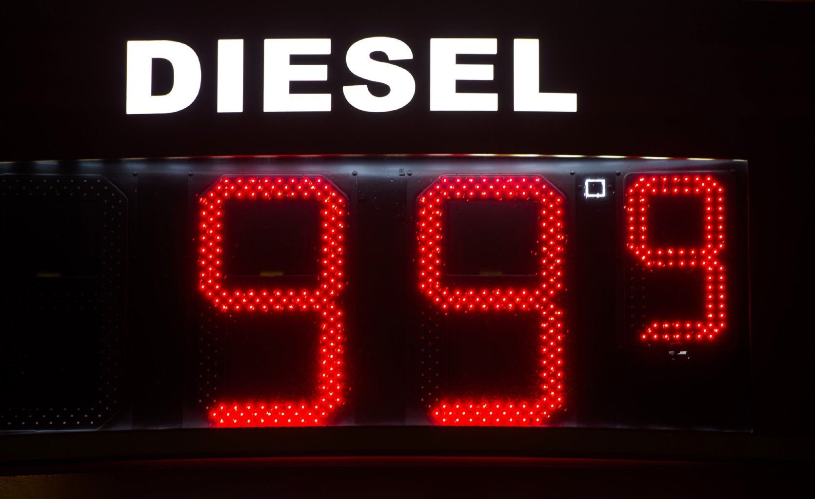 Die billigen Spritpreise können Autofahrer dazu verleiten, mehr zu tanken. Der Tank darf jedoch nicht überfüllt werden.