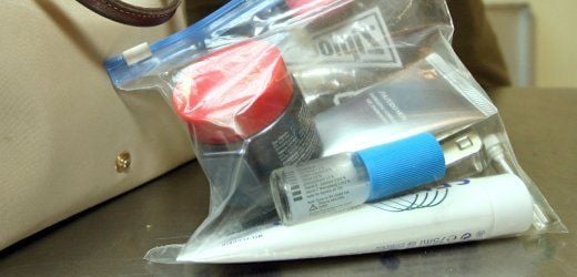 Flüssigkeiten dürfen nur in kleinen Mengen gut sichtbar im Plastikbeutel mitgenommen werden.