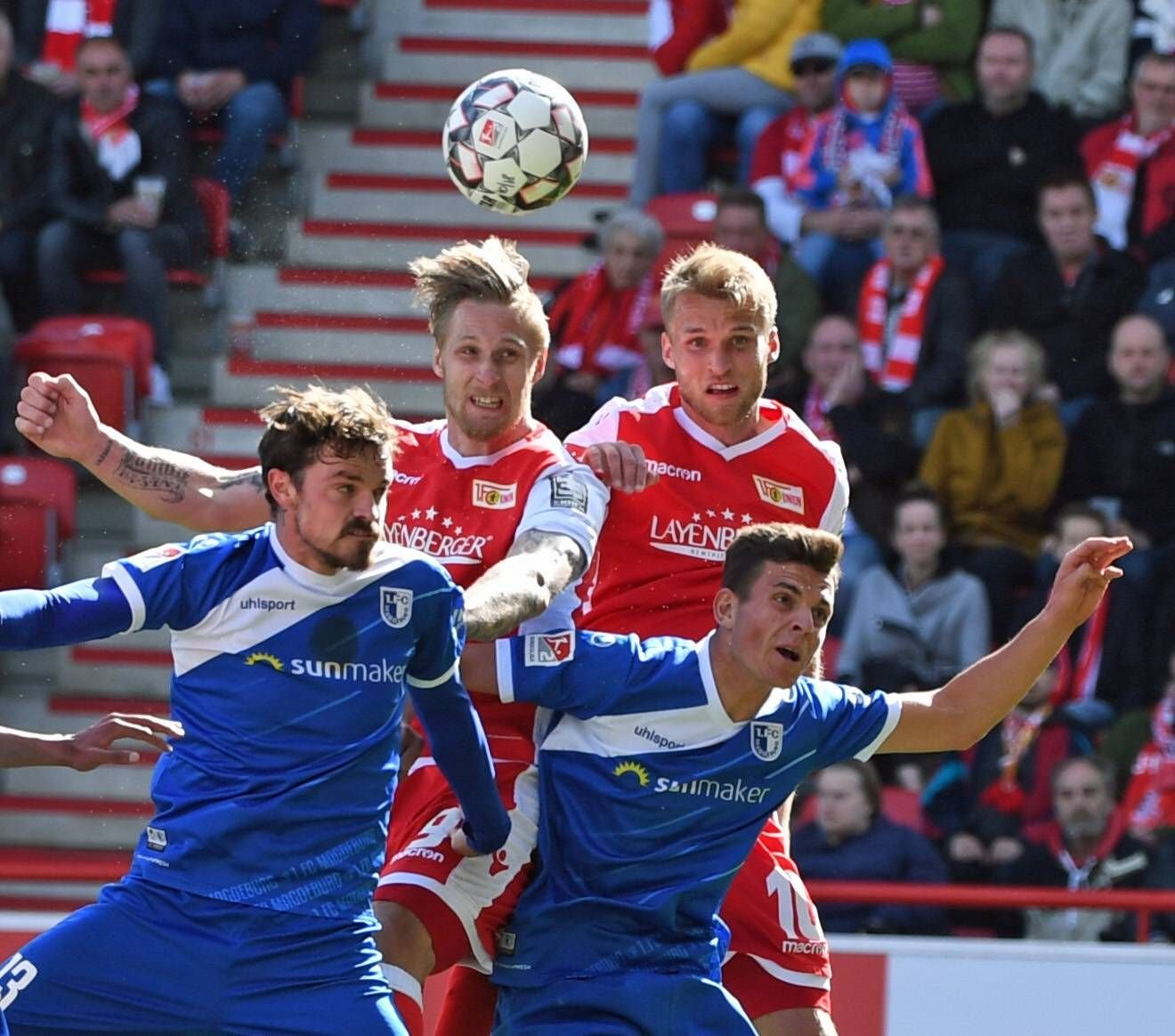 Berlins Sebastian Polter und Sebastian Andersson überspringen die Magdeburger Dennis Erdmann und Tobias Müller.