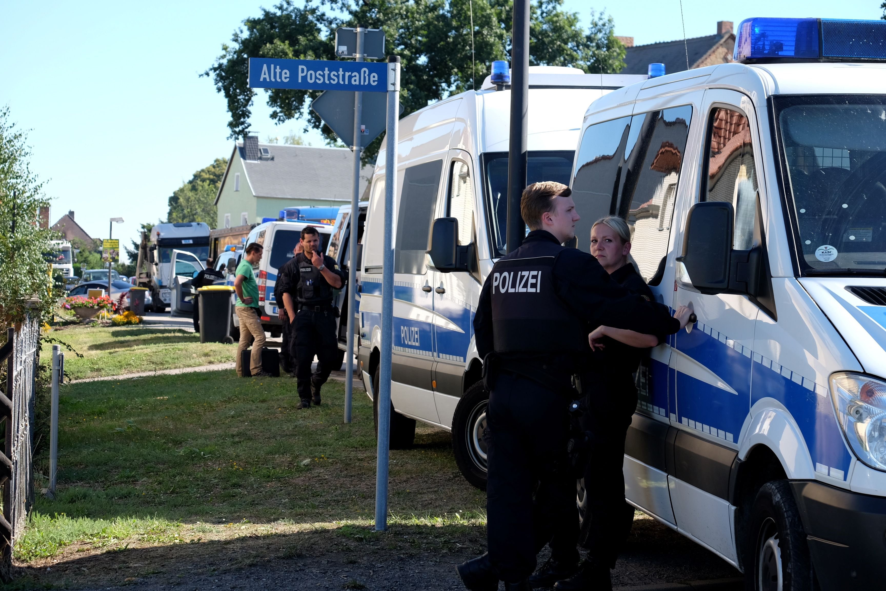 Polizeiautos entlang der B2 in Reuden. Die Poststraße, die von ihr abzweigt, ist abgeriegelt. Rund 200 Polizisten waren auf dem Grundstück von Adrian Ursache im Einsatz.