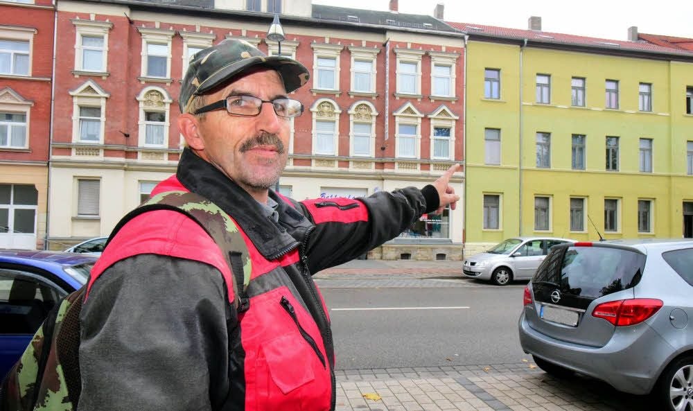 Uwe Schellert zeigt auf das Fenster mit den Einschusslöchern. Das Thema wühlt die Anwohner auf.