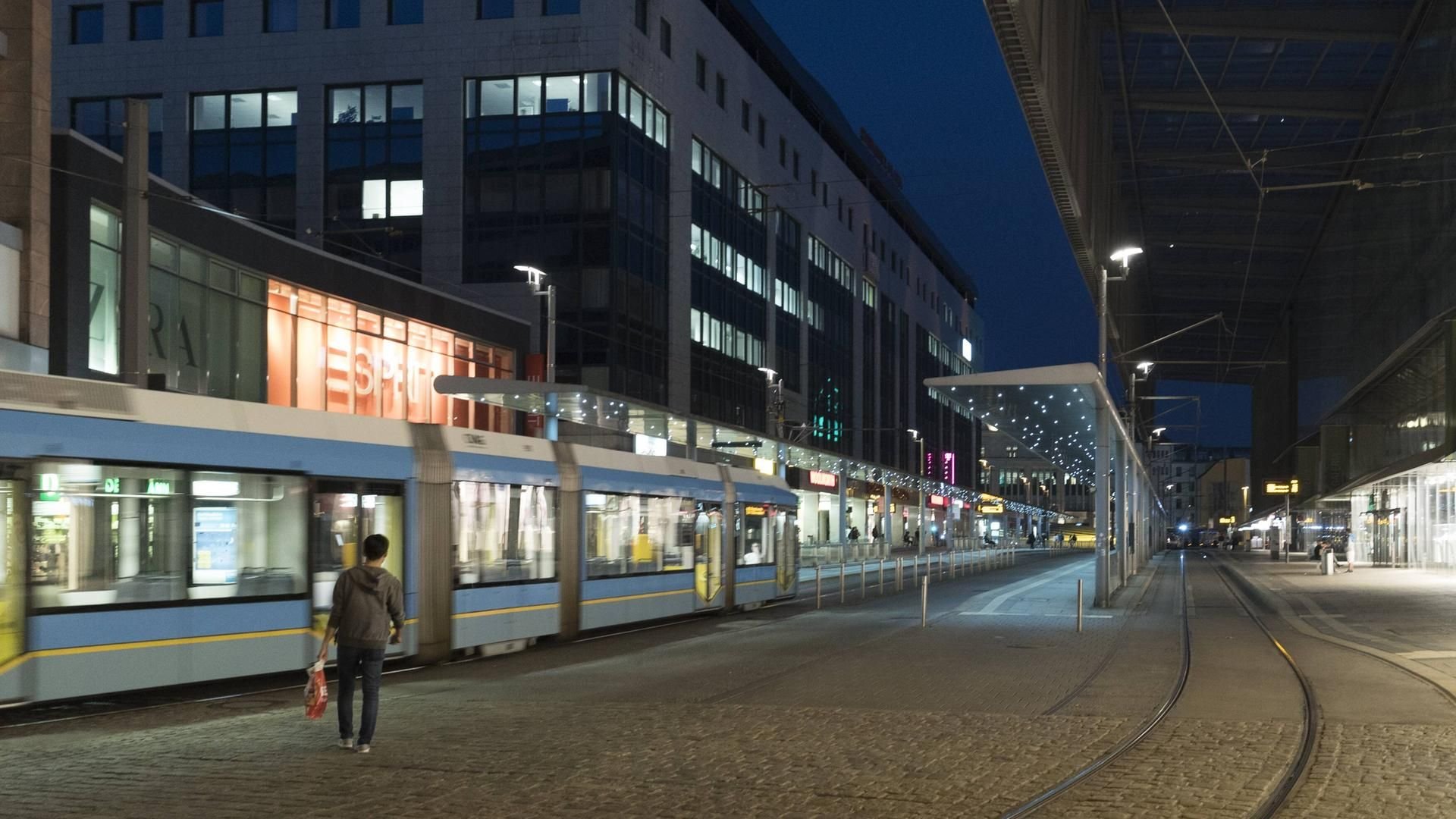 Mehrere Männer gerieten in der Innenstadt von Chemnitz in der Nacht zu Sonntag nach dem Stadtfest in Streit. Ein Mann starb.