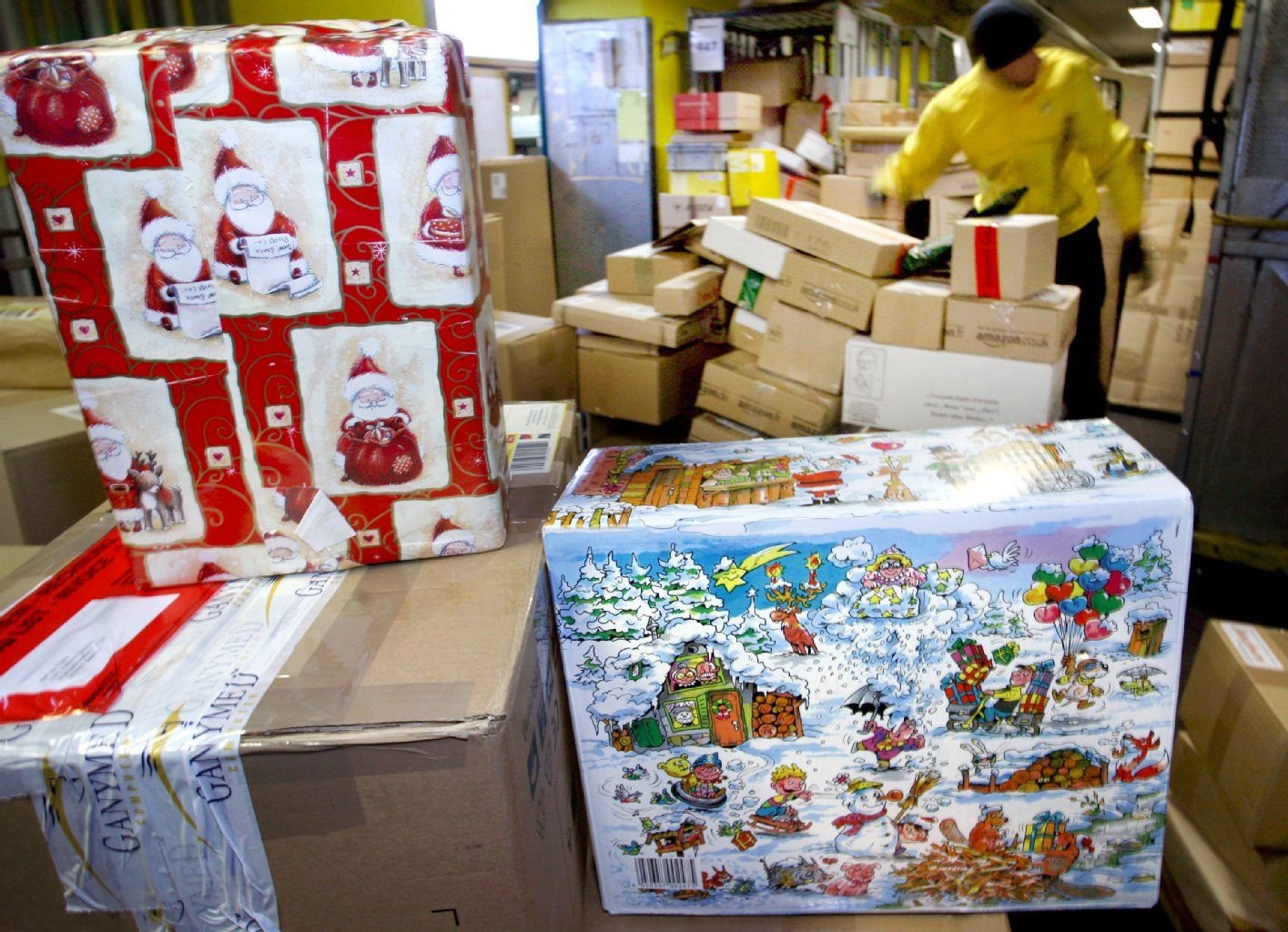 Weihnachtlich verpackt: Auf zu viel Klimbim sollten Verbraucher beim Einpacken der Pakete aber verzichten, damit es mit dem Transport klappt.