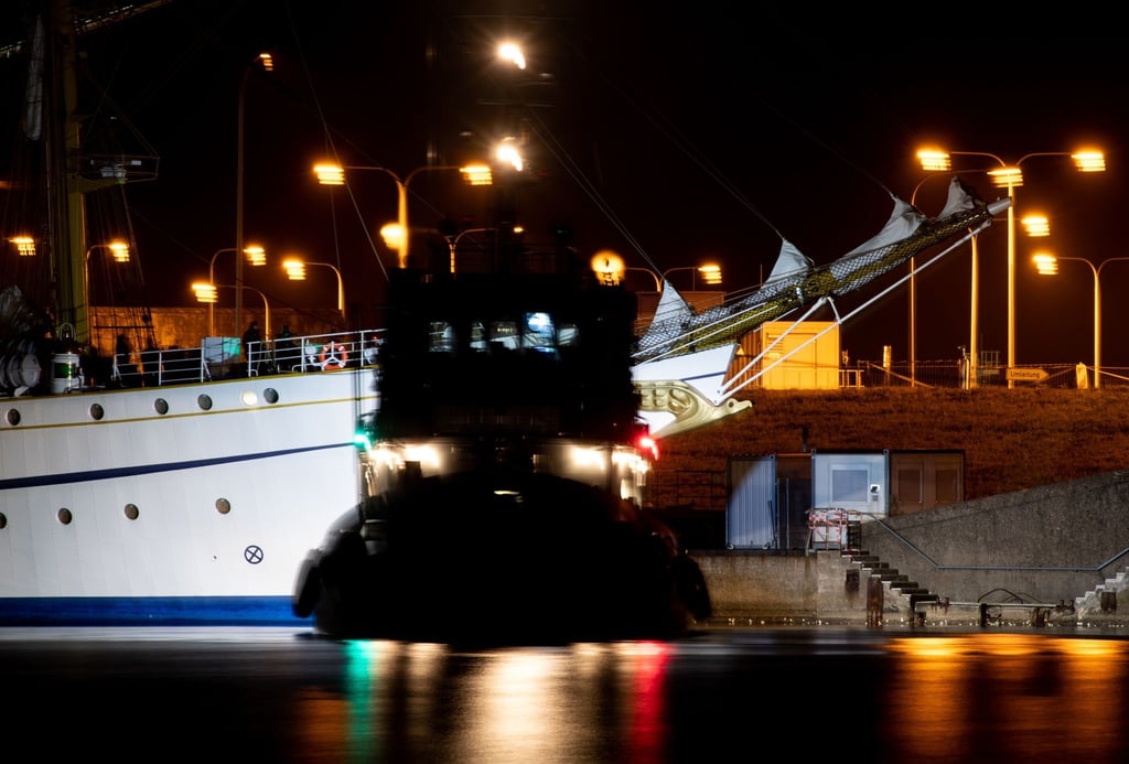 Ein Schlepper (vorn) begleitet das sanierte Marineschulschiff „Gorch Fock“ nach einer vorzeitig beendeten Probefahrt in den Hafen von Wilhelmshaven.