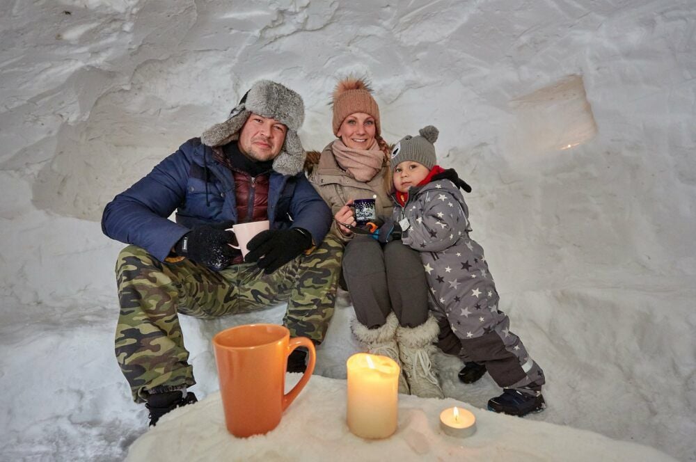 Kay Aschenbach, Sabine Brauns und Sohn Richard haben es sich in ihrem selbst gebauten Iglu in Beesedau gemütlich gemacht.