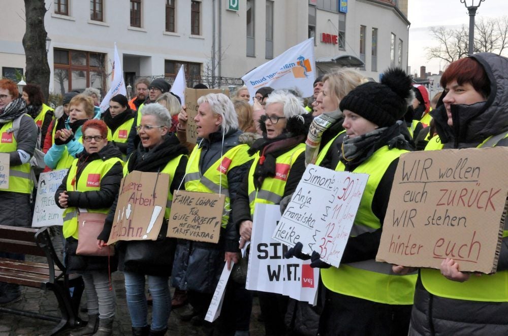 Die streikenden Ameos-Beschäftigten verliehen auch am Montag auf dem Bernburger Karlsplatz ihrer Forderung nach einem Tarifvertrag lautstark Nachdruck.