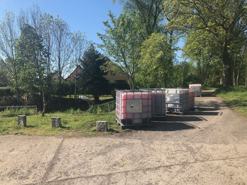 Die Fässer standen am Mittwoch noch am Einsatzort.