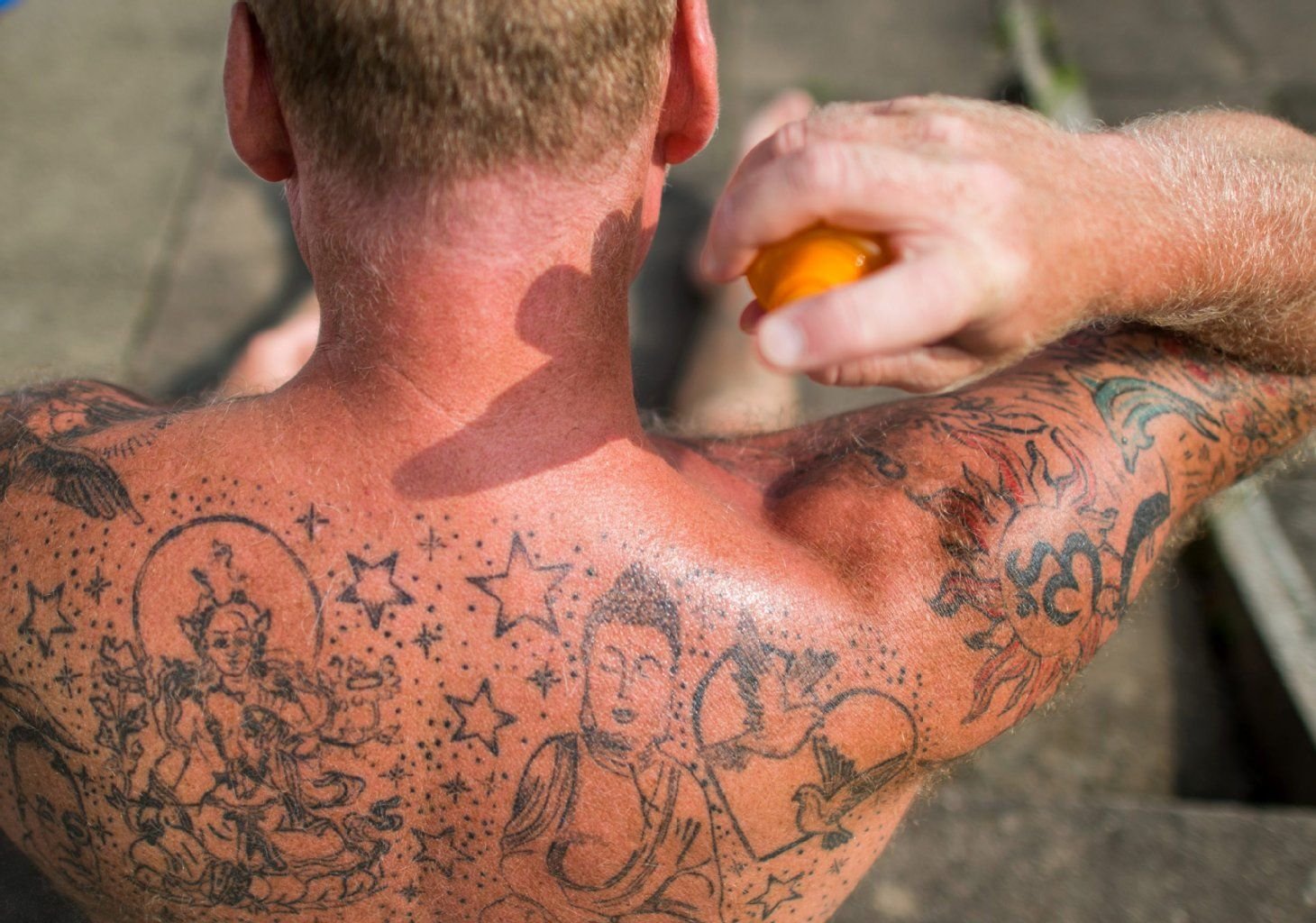 Häufigster Fehler beim Eincremen: Wird erst am Strand die Sonnenmilch ausgepackt, ist es schon zu spät.