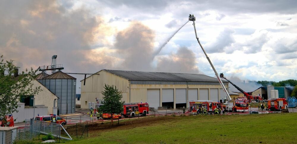 Mit drei Drehleitern kämpfte die Feuerwehr gegen den Brand.