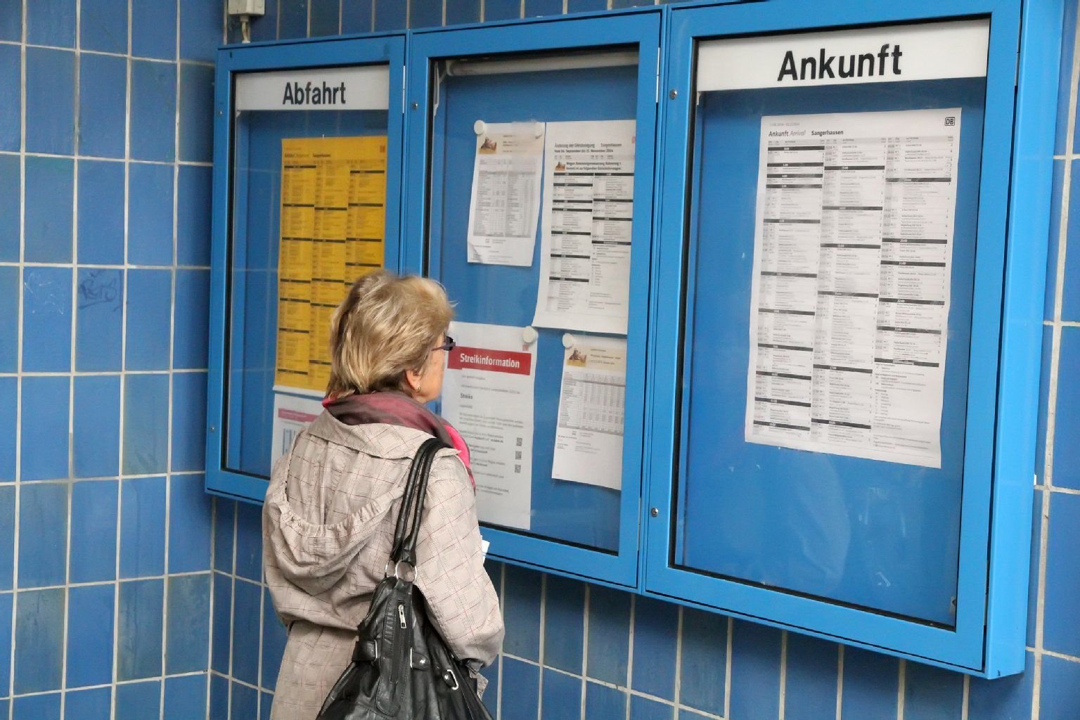 In den Schaukästen am Sangerhäuser Bahnhof hängen allgemeine Streikinformationen.