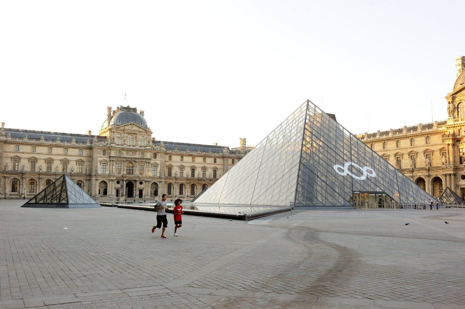 Das berühmte Museum Louvre in Paris.