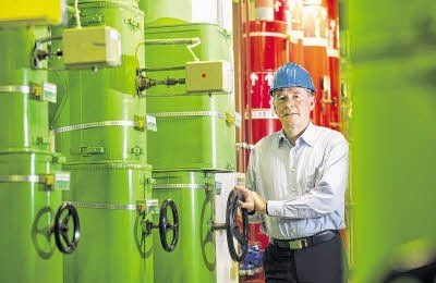 Bernhard Mühlner, technischer Leiter in Bitterfeld, gehört zu den ersten drei Mitarbeitern, die in der Medikamentenfabrik begannen.