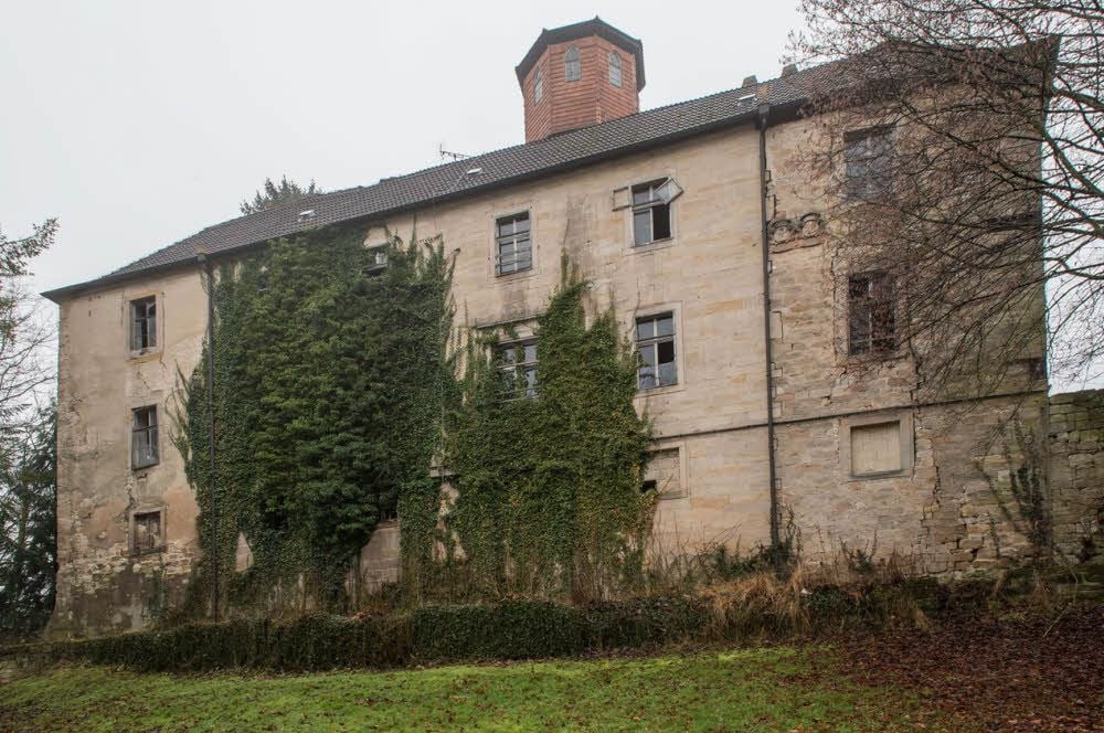 Blick auf die Fassade des Steinburger Schlosses, wie sie vom Park betrachtet werden kann.