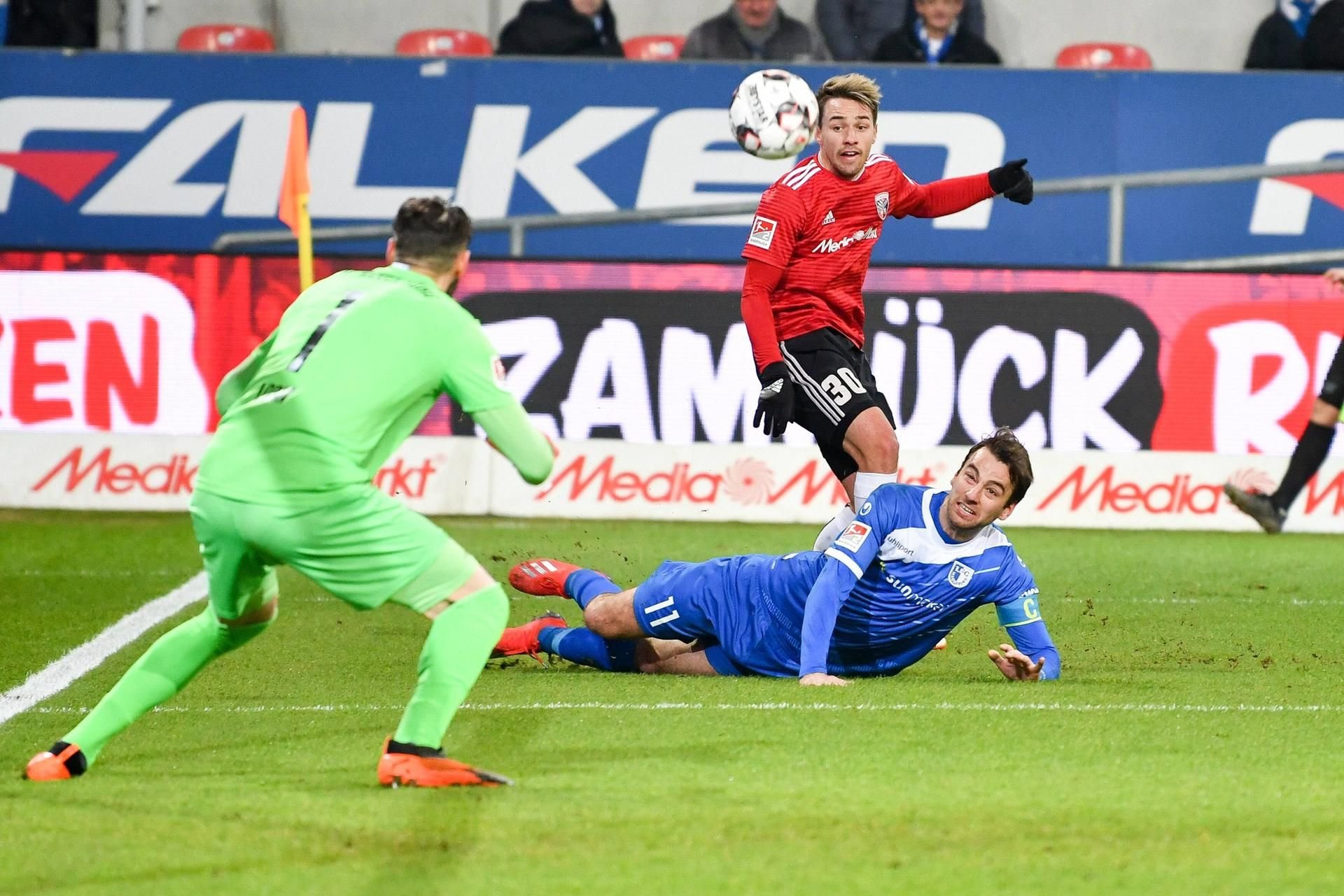 Voller Einsatz: Christian Beck grätscht in eine Flanke von Ingolstadts Thomas Pledl.