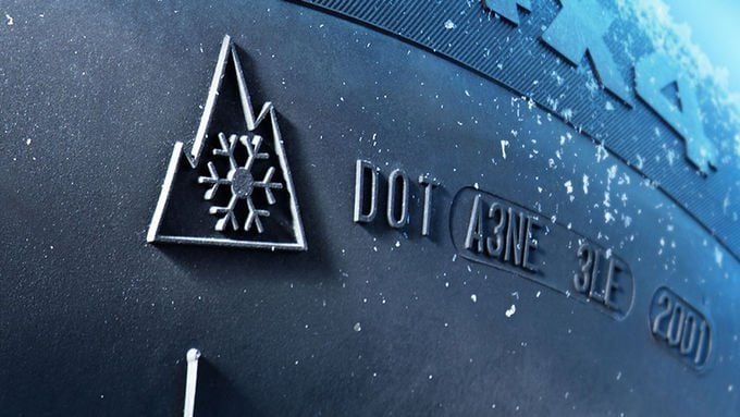 Das Eiskristall-Symbol weist den Reifen als Winterreifen aus. Die DOT-Nummer lässt auf das Alter des Reifens schließen.