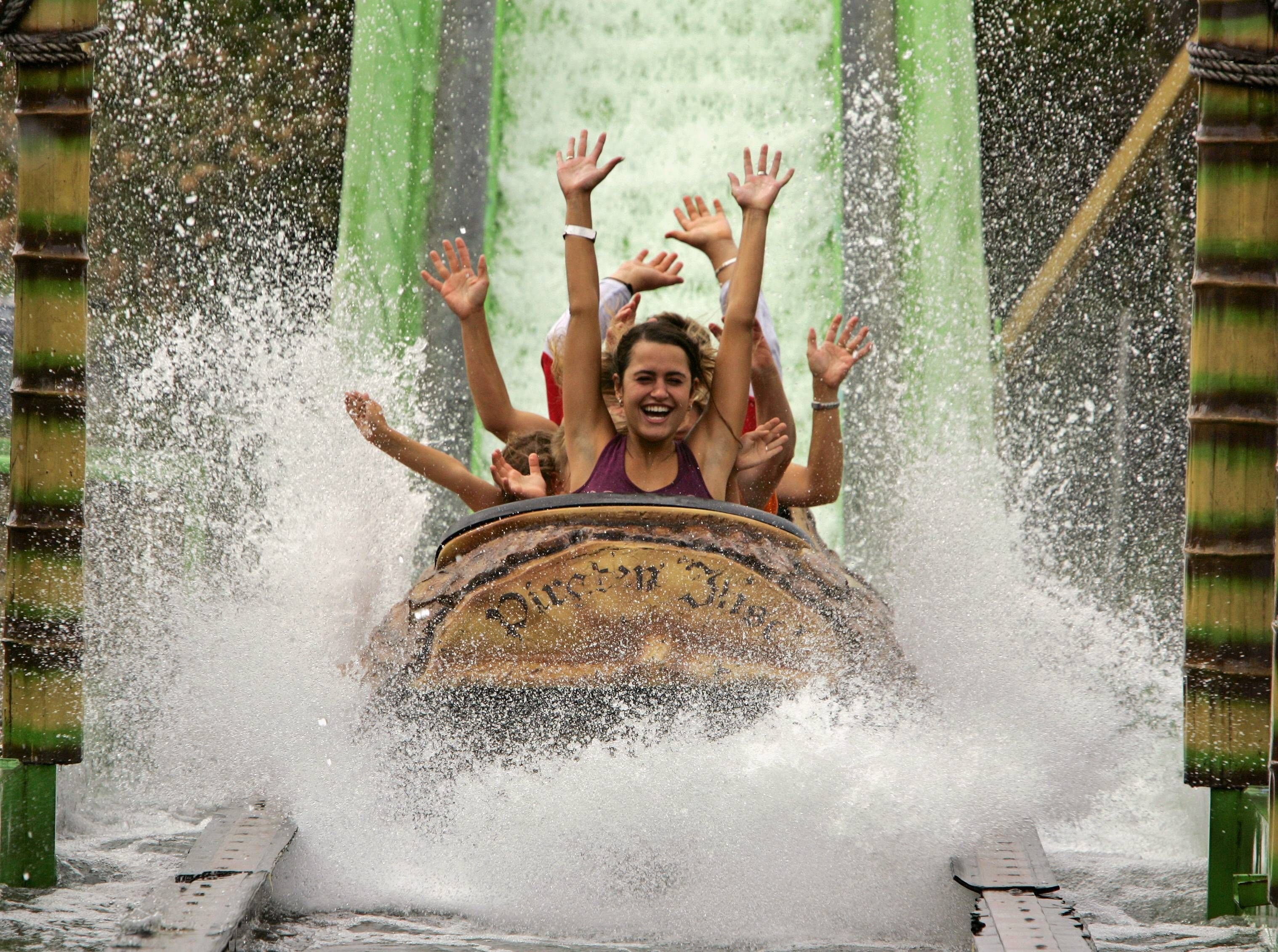 Alle Hände hoch: Eine Familie in der Wildwasserbahn im Allgäu Skyline Park in Bad Wörishofen