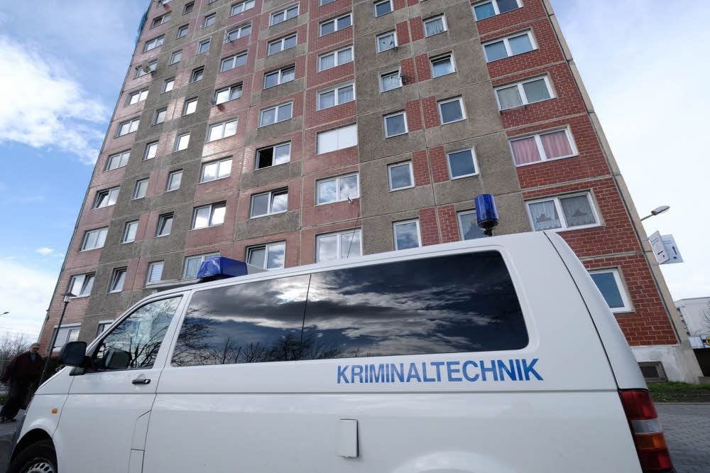 Vor dem Hochhaus am Florentiner Bogen steht ein Auto der Kriminaltechnik. Eine junge Frau fiel dort am Sonntag einem Verbrechen zum Opfer.