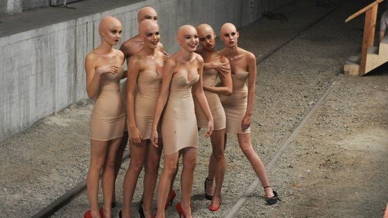Die Topmodel-Anwärterinnen haben Glatzen verpasst bekommen.