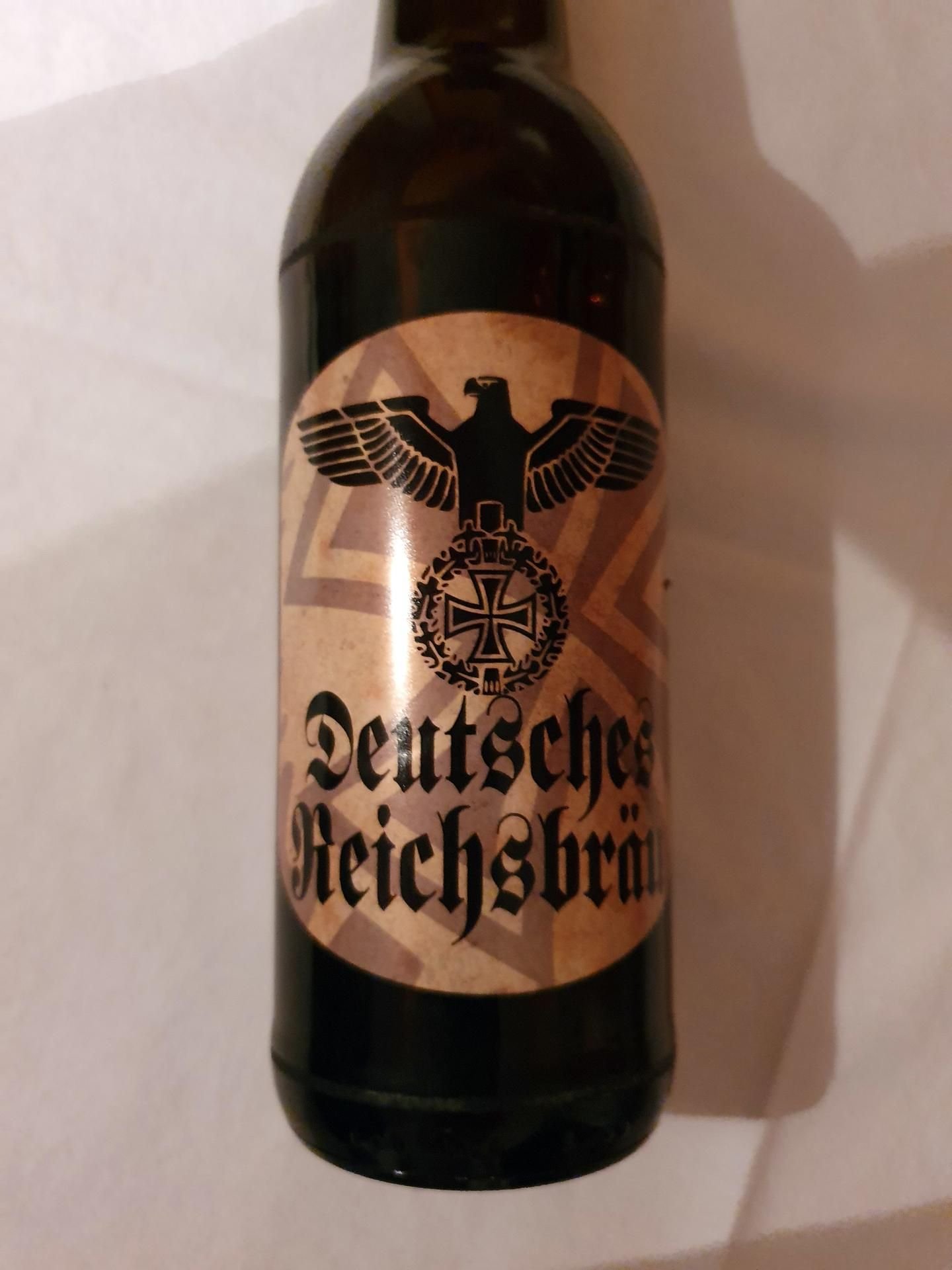 Eine Bierflasche mit dem umstrittenen Etikett mit Adler und der Aufschrift «Deutsches Reichsbräu».