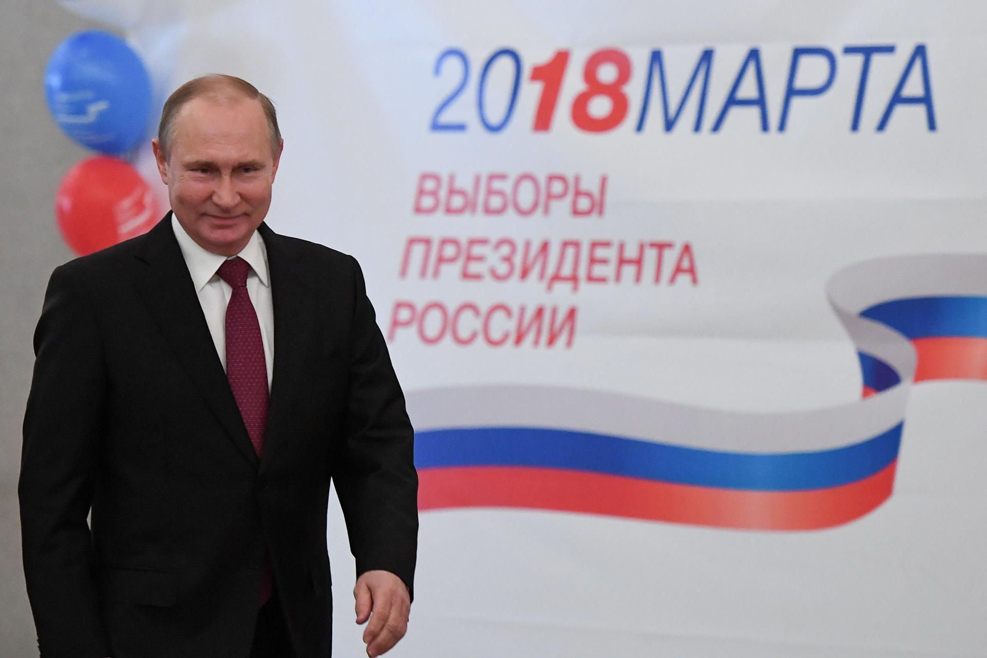 Wladimir Putin in einem Wahllokal in Moskau