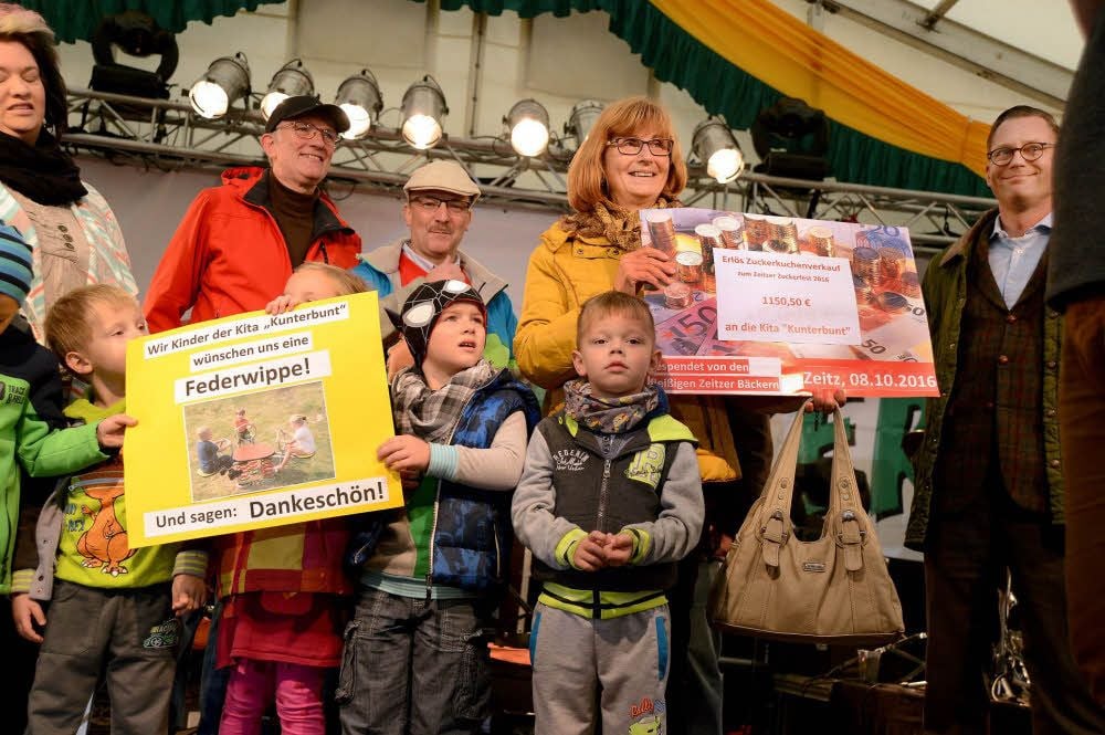 Die Kindertagesstätte Kunterbunt erhielt in diesem Jahr den Erlös vom Verkauf des Zuckerkuchens. Jetzt kann eine Federwippe gekauft werden.
