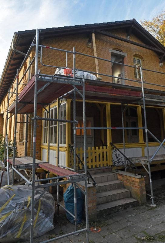 In der Hauswand klafft schon ein Loch. Hier kommt der neue Fahrstuhl hin, der auch an der Terrasse hält.