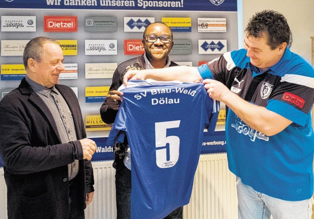 Am Samstag wurde Patrick Mouaya (M.) von Präsident Lothar Mennicke (l.) und Teammanager Erik Schulz in Dölau vorgestellt.