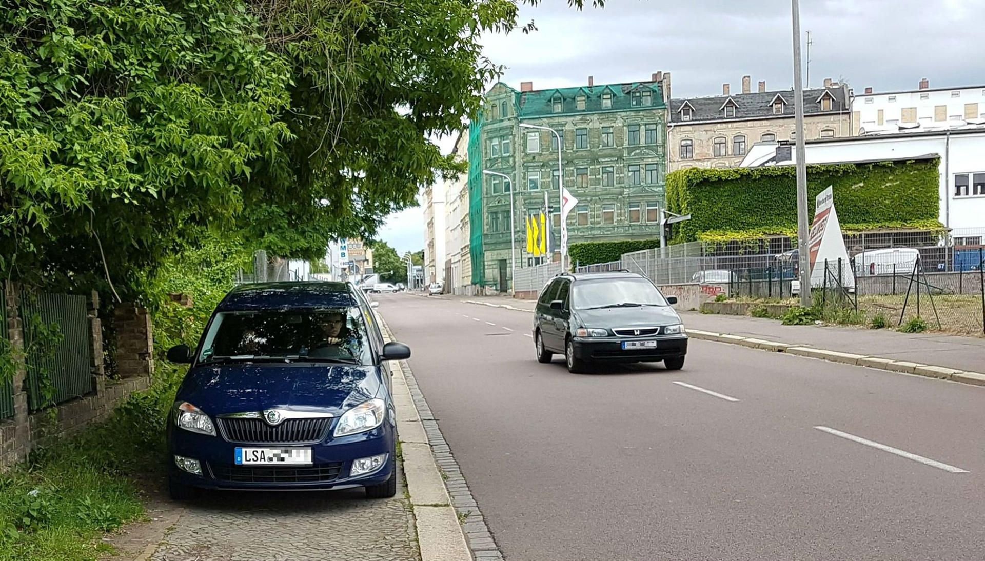 Mitten auf einem Fußweg in der Raffineriestraße steht ein Zivilfahrzeug der Polizei.
