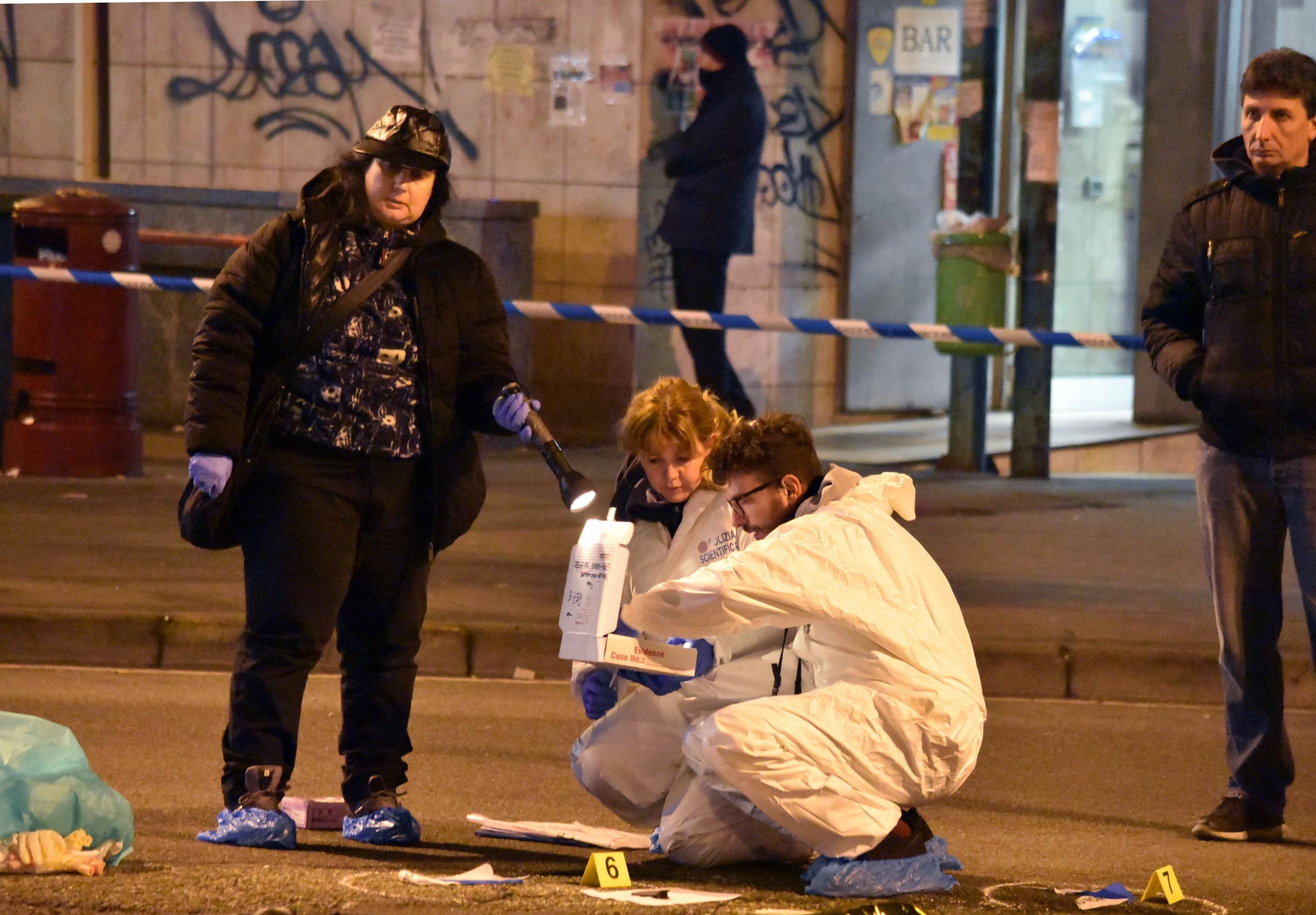 Ermittler untersuchen den Ort, an den Anis Amri erschossen wurde.